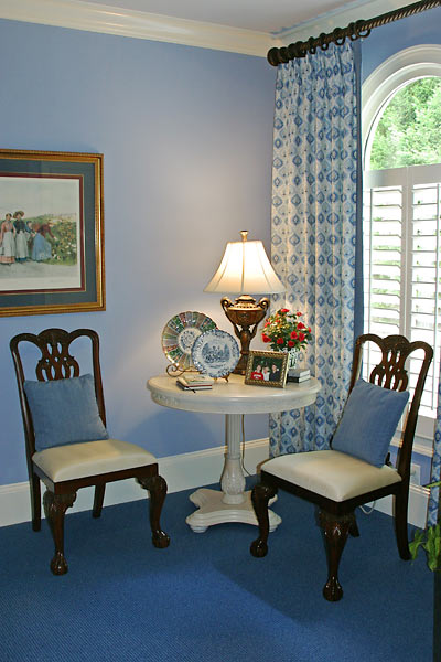 A casual corner table and chairs in the bedroom